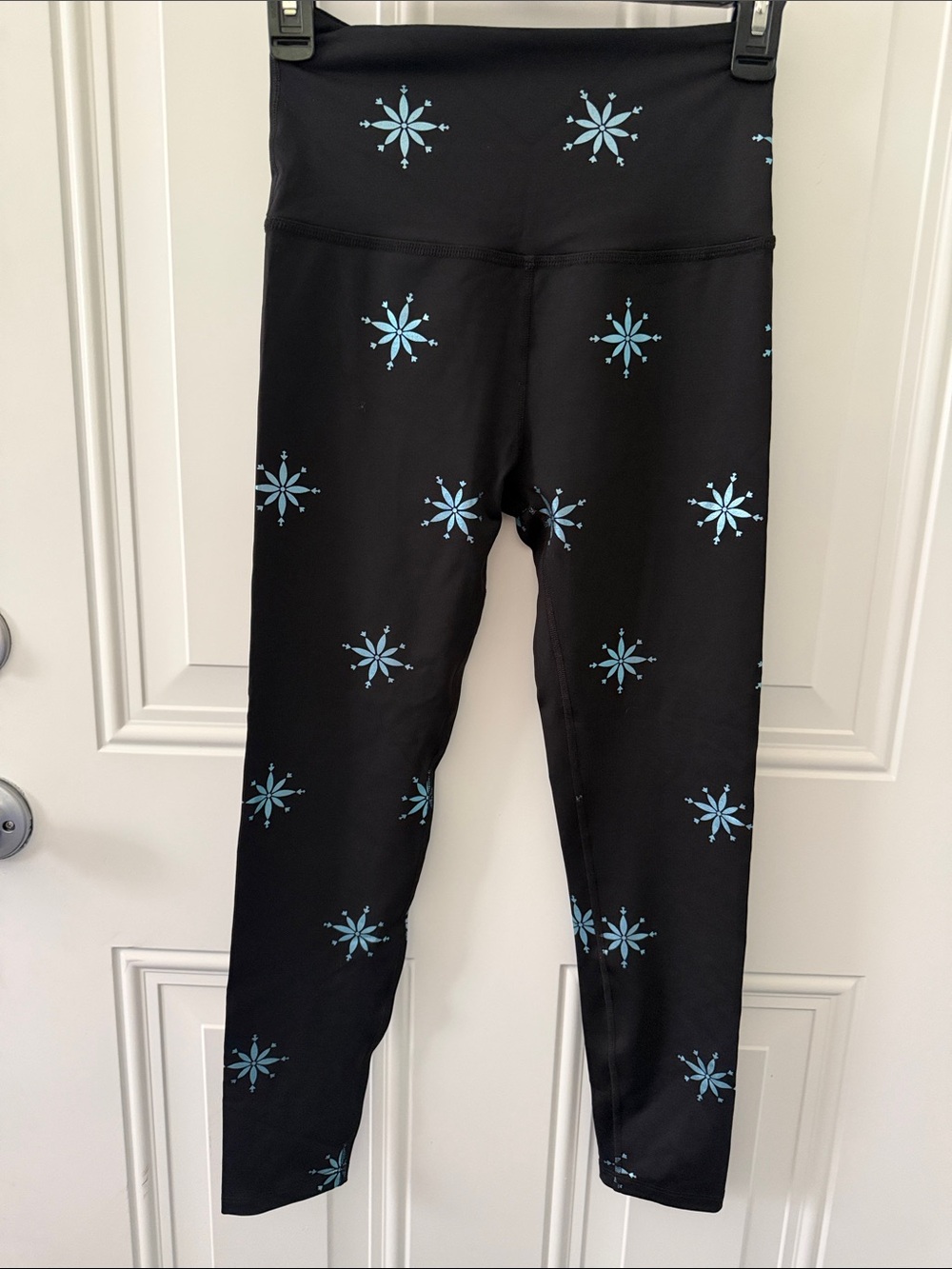 Beyond Yoga - size Xs - Power Shine High Waisted Black Legging with blue design
